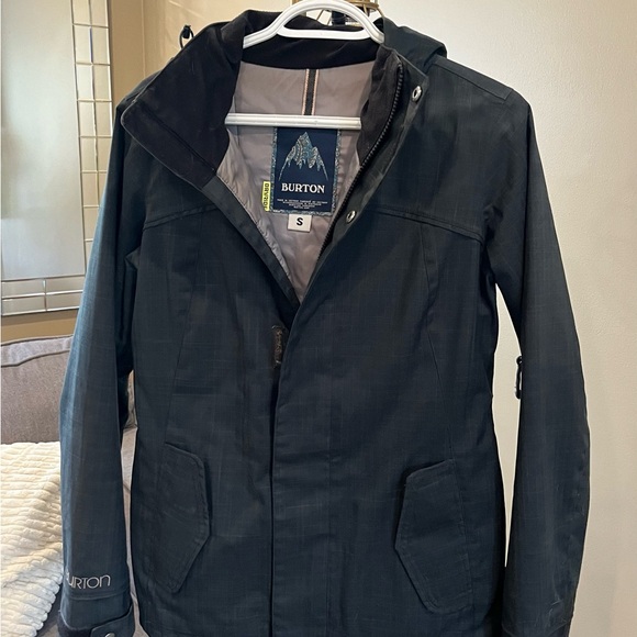 Burton winter coat. Thin shell but very warm. - Picture 2 of 4